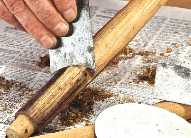 sverniciatura legno con carta abrasiva