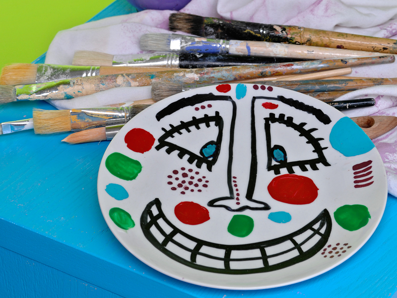 piatto decorato con colori per ceramica