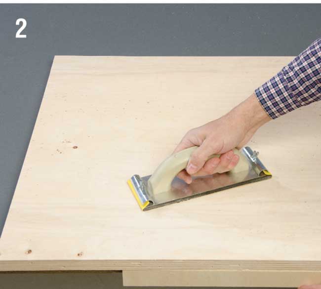 carteggiatura legno con carta abrasiva