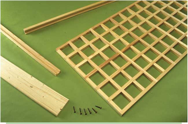 assemblaggio grigliato in legno