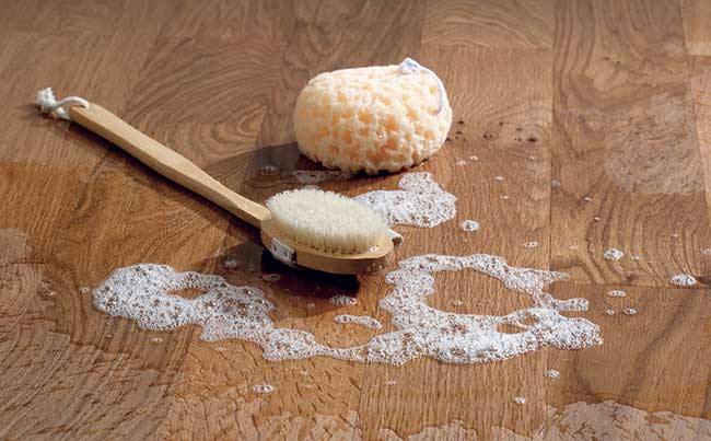da non fare Mai: versare acqua su parquet