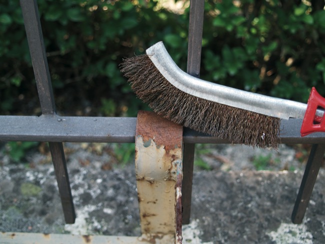 come togliere la ruggine dal ferro con le spazzole metalliche