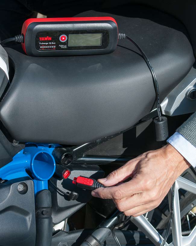 caricatori batterie auto