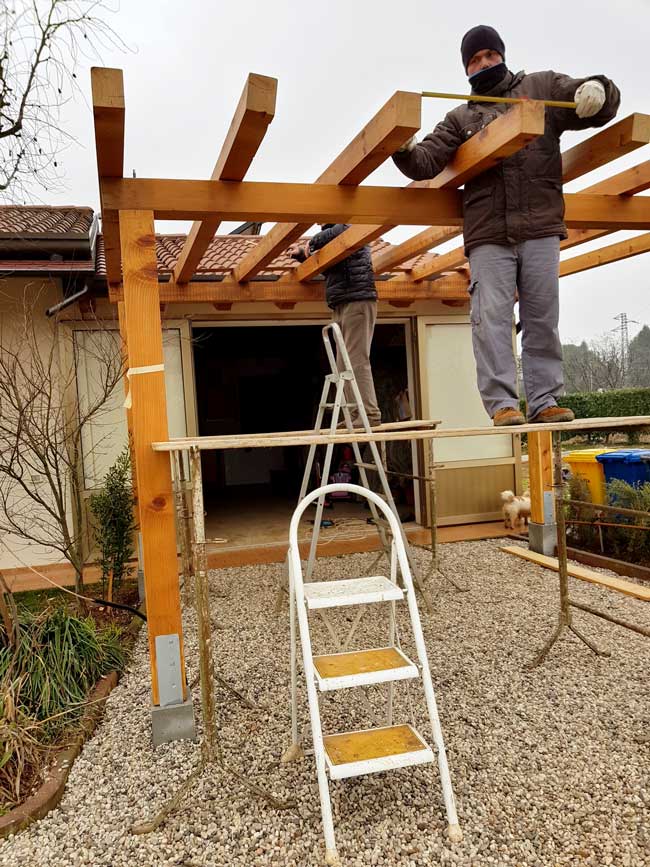 installazione tettoia in legno
