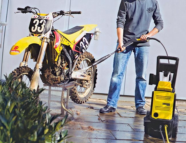 pulizia moto con idropulitrice