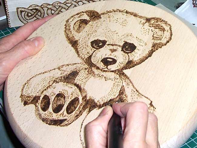 come scrivere su legno