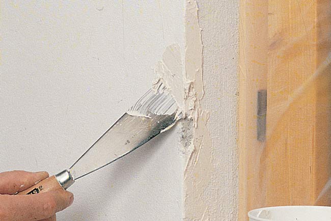 riparare uno spigolo con stucco pronto