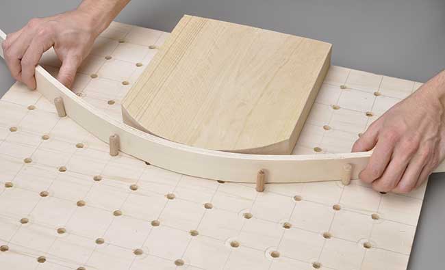 Legno curvato con pioli e dima
