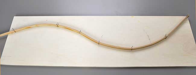 Legno curvato con pioli e dima