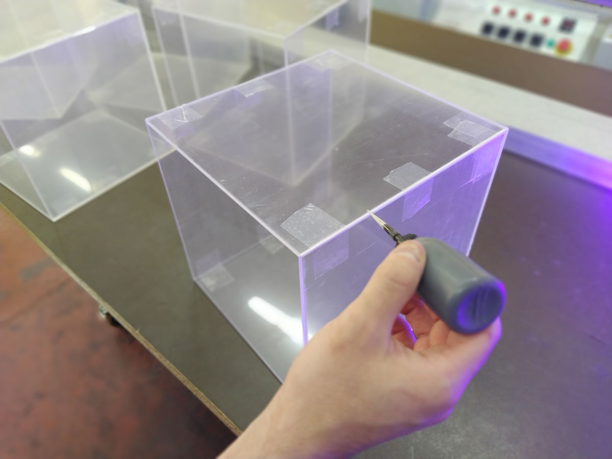 incollaggio plexiglass