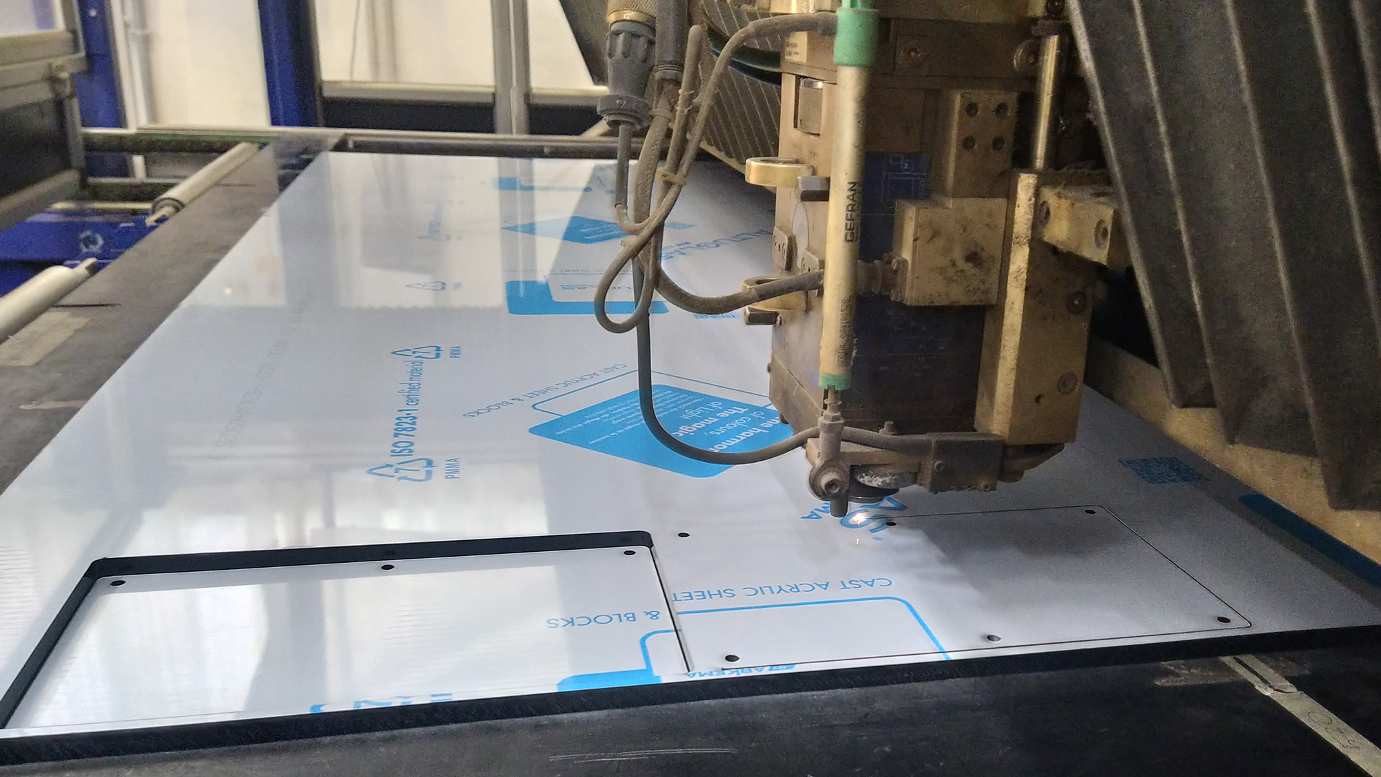 Lavorazione plexiglass su misura