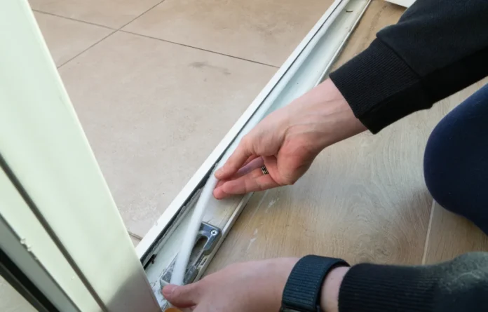 come isolare porta da spifferi