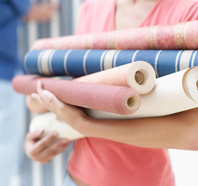 tappezzare, tappezzare le pareti, tappezzeria, come applicare la tappezzeria, carta da parati, tappezzeria fai da te, applicare la carta da parati, stendere la tappezzeria