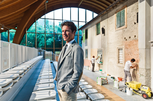 Gian Luca Sghedoni posa davanti al GreenBuilding Campus dove Kerakoll organizza corsi professionali e seminari. www.kerakoll.com