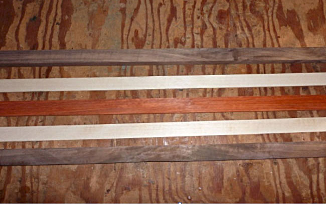 listelli di noce walnut di mm.25 x 25, due listelli di acero di mm.5 x 25, ed un listello di padouk di mm.10 x 25