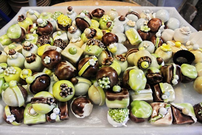 pasticcini di ceramica, come realizzare pasticcini di ceramica, modellare la creta, modellare l'argilla, ceramica