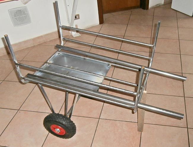 Non avendo necessità di effettuare spostamenti lungo percorsi accidentati, le ruote possono essere di diametro ridotto rispetto alla media delle carriole, mentre è molto utile averne due, anziché una sola al centro, per mantenere meglio l’equilibrio con i carichi pesanti come può diventare il cesto pieno di legna.