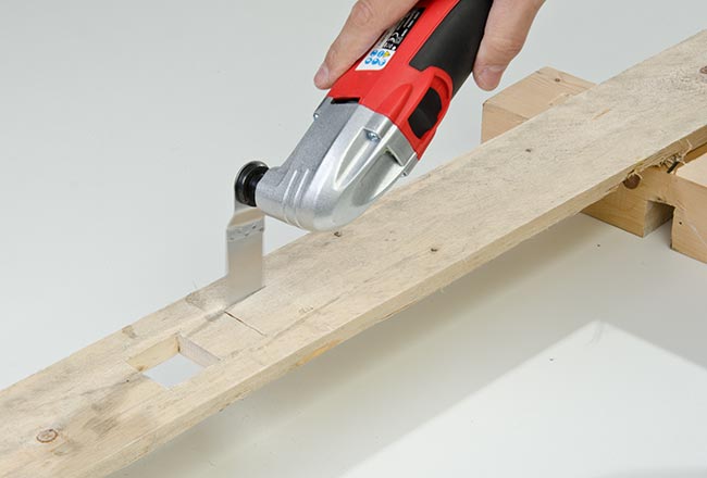 taglio del legno con multiutensile